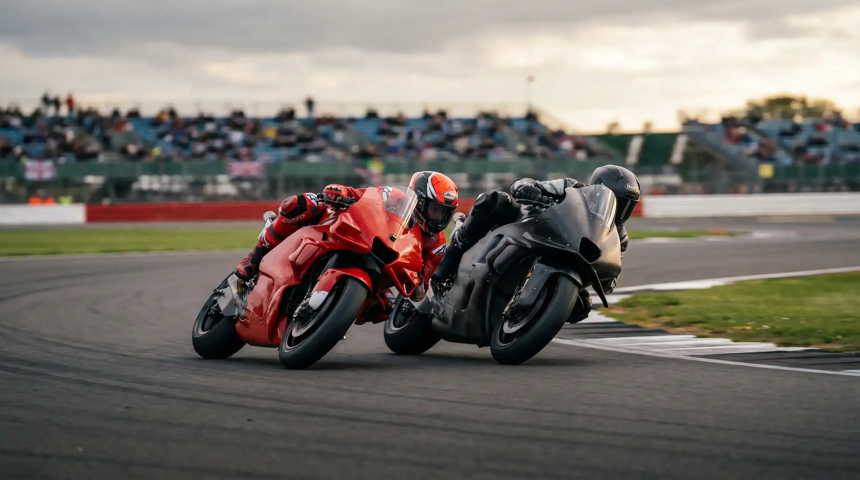Ducati и Aprilia MotoGP мотоциклети в близка борба