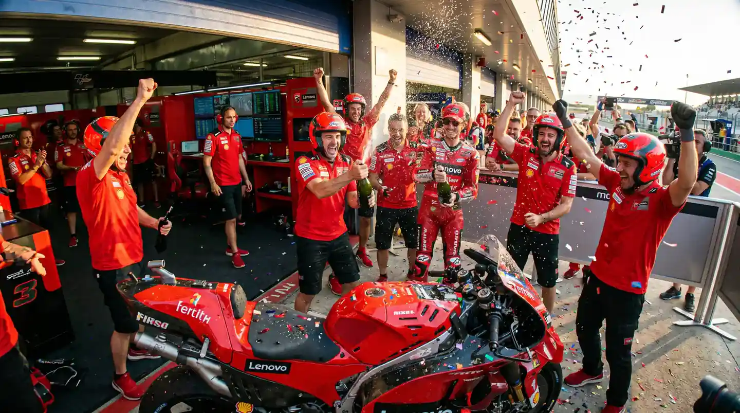 Ducati MotoGP отбор празнува победа в пит бокса