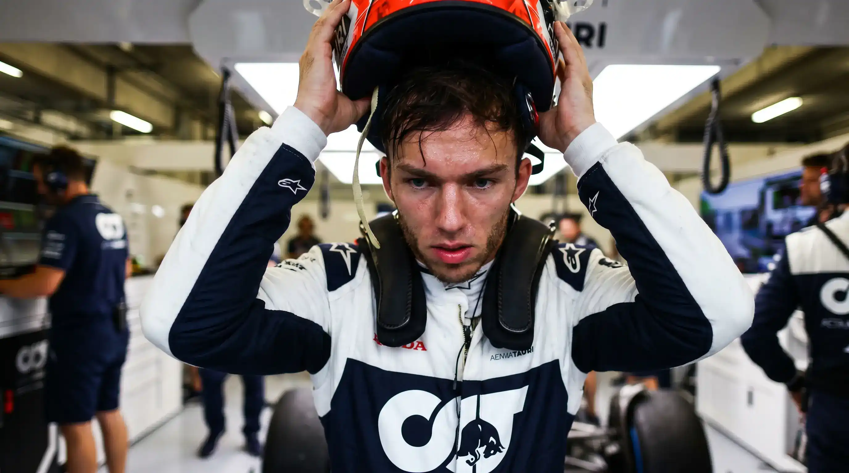F1 пилот в каска след грешка в квалификация