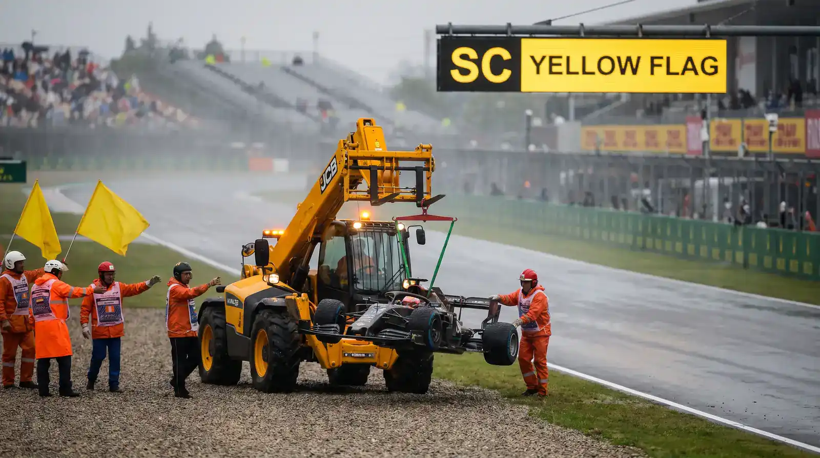 F1 recovery камион след инцидент в зона на жълт флаг