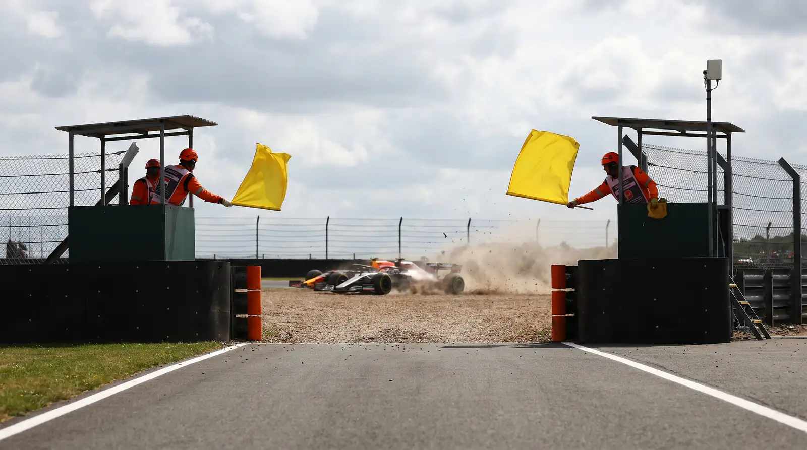 Многократни жълти флагове на F1 пистата при инцидент
