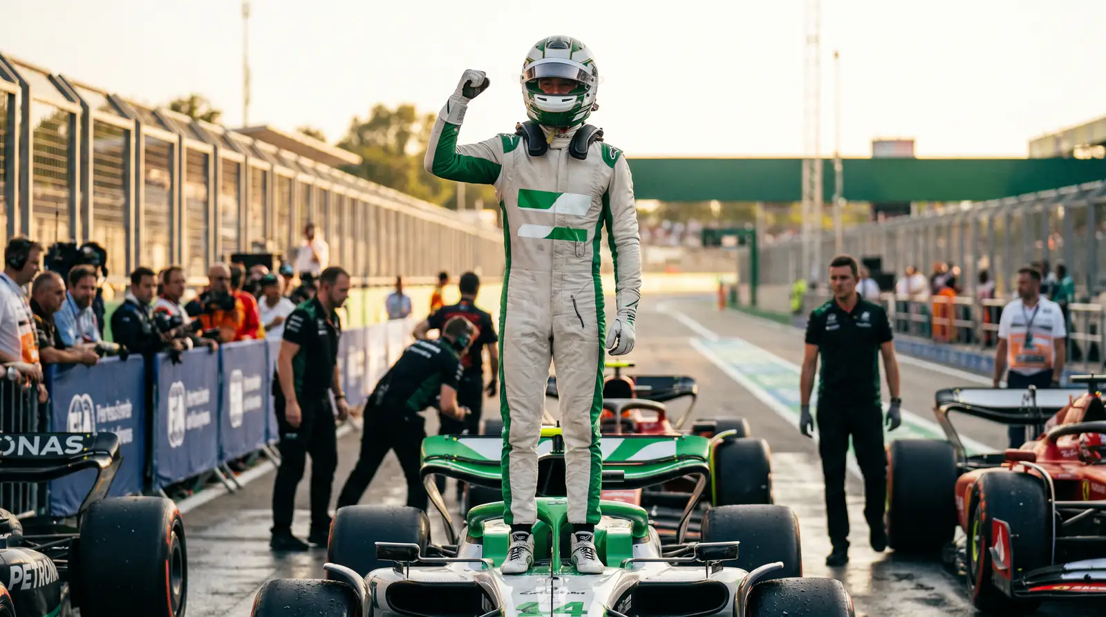 F1 пилот празнува поул-позиция след квалификация