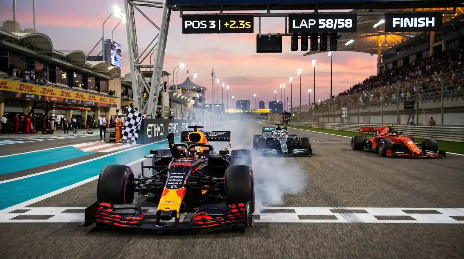 F1 пилот завършва на трето място при пресичане на финиша
