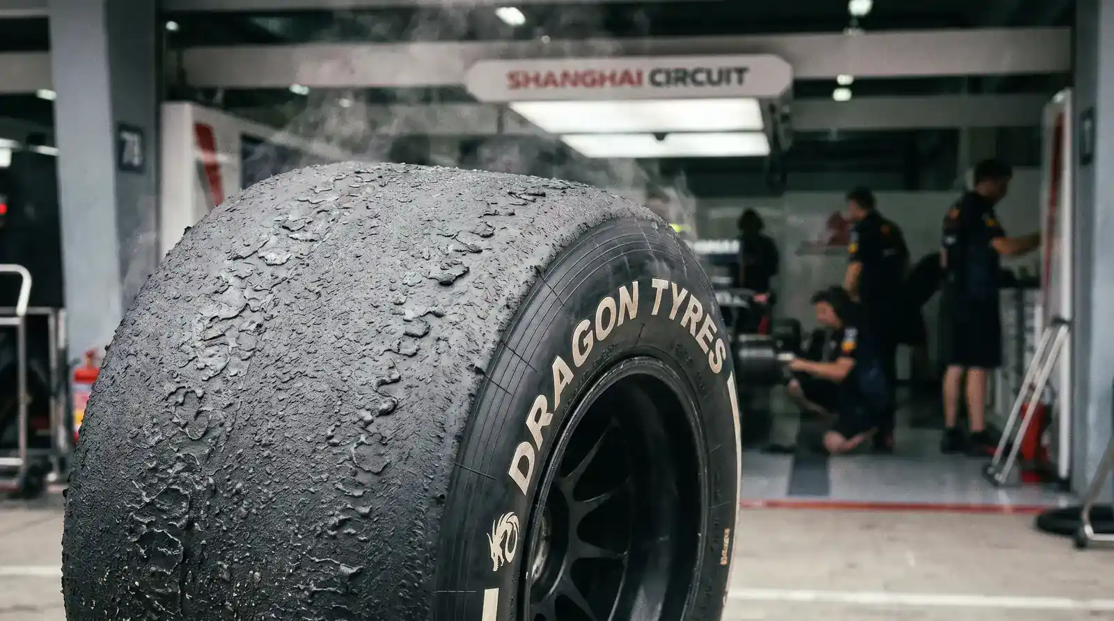 Износена F1 гума след дълъг stint в Шанхай