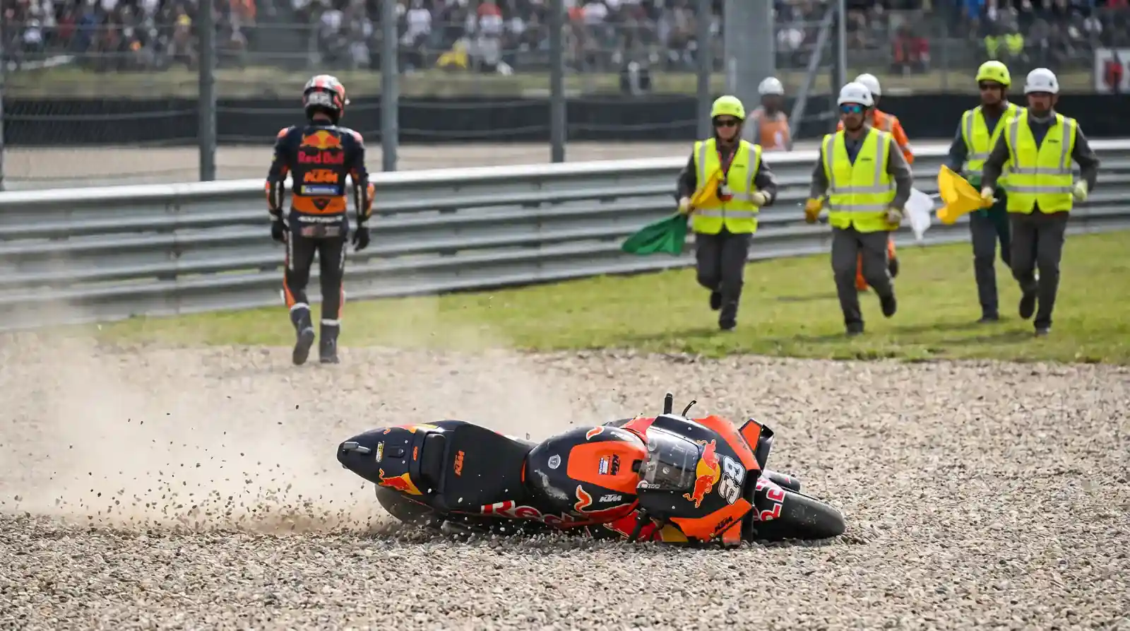 MotoGP мотоциклет след падане в чакълест уловител