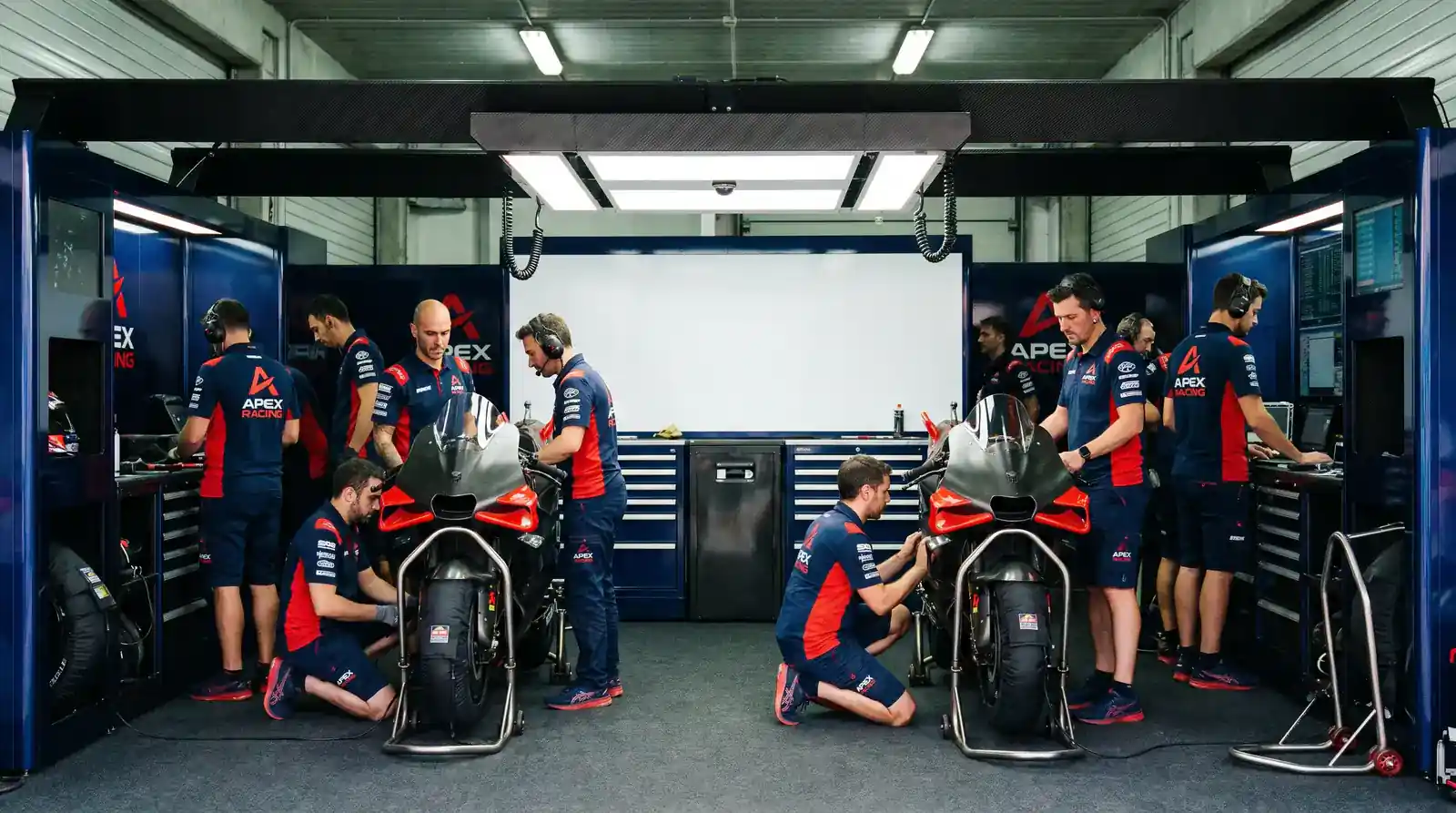 MotoGP фабричен отбор в пит бокс с производителско лого