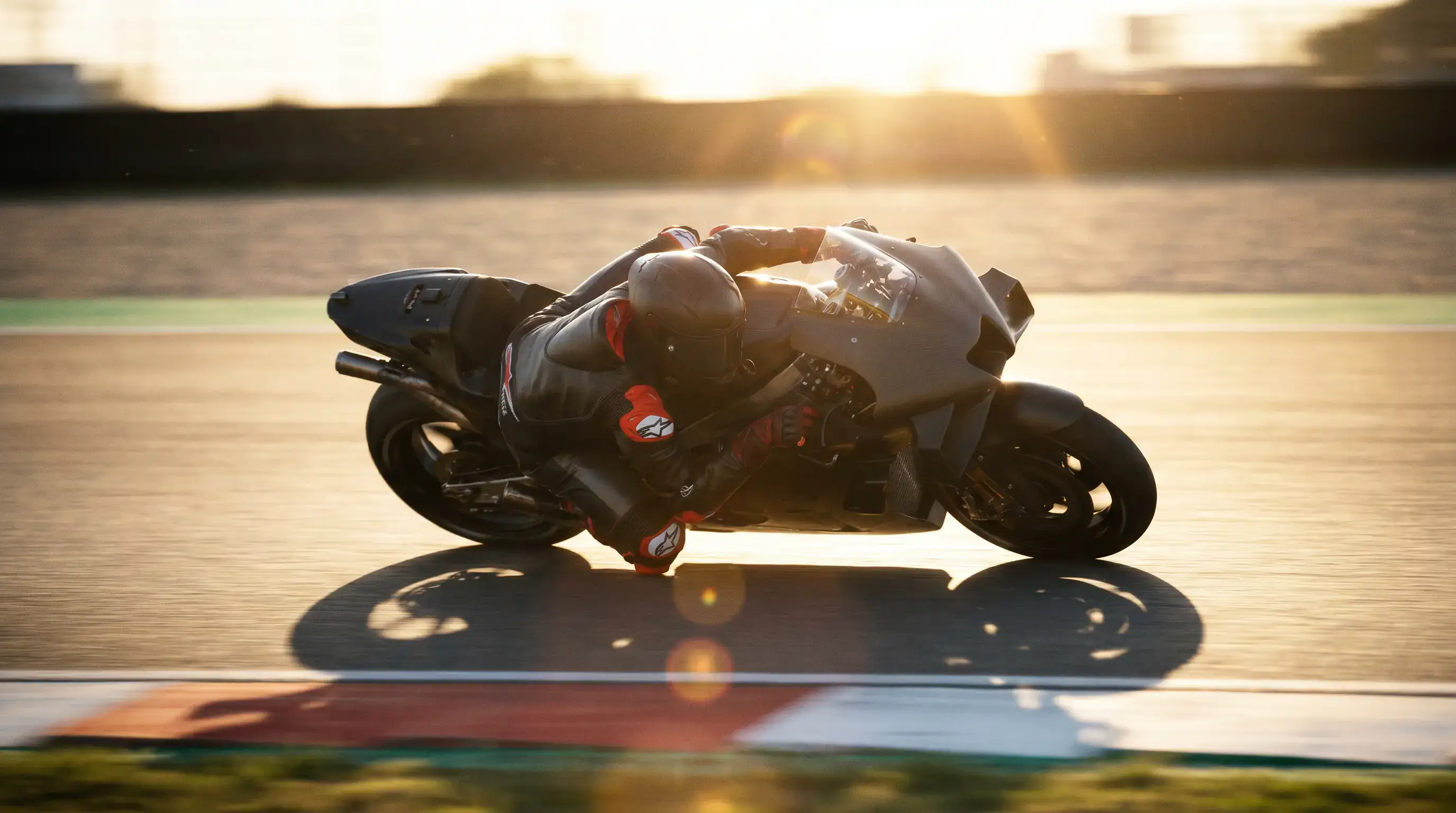 MotoGP ездач атакува в последните обиколки