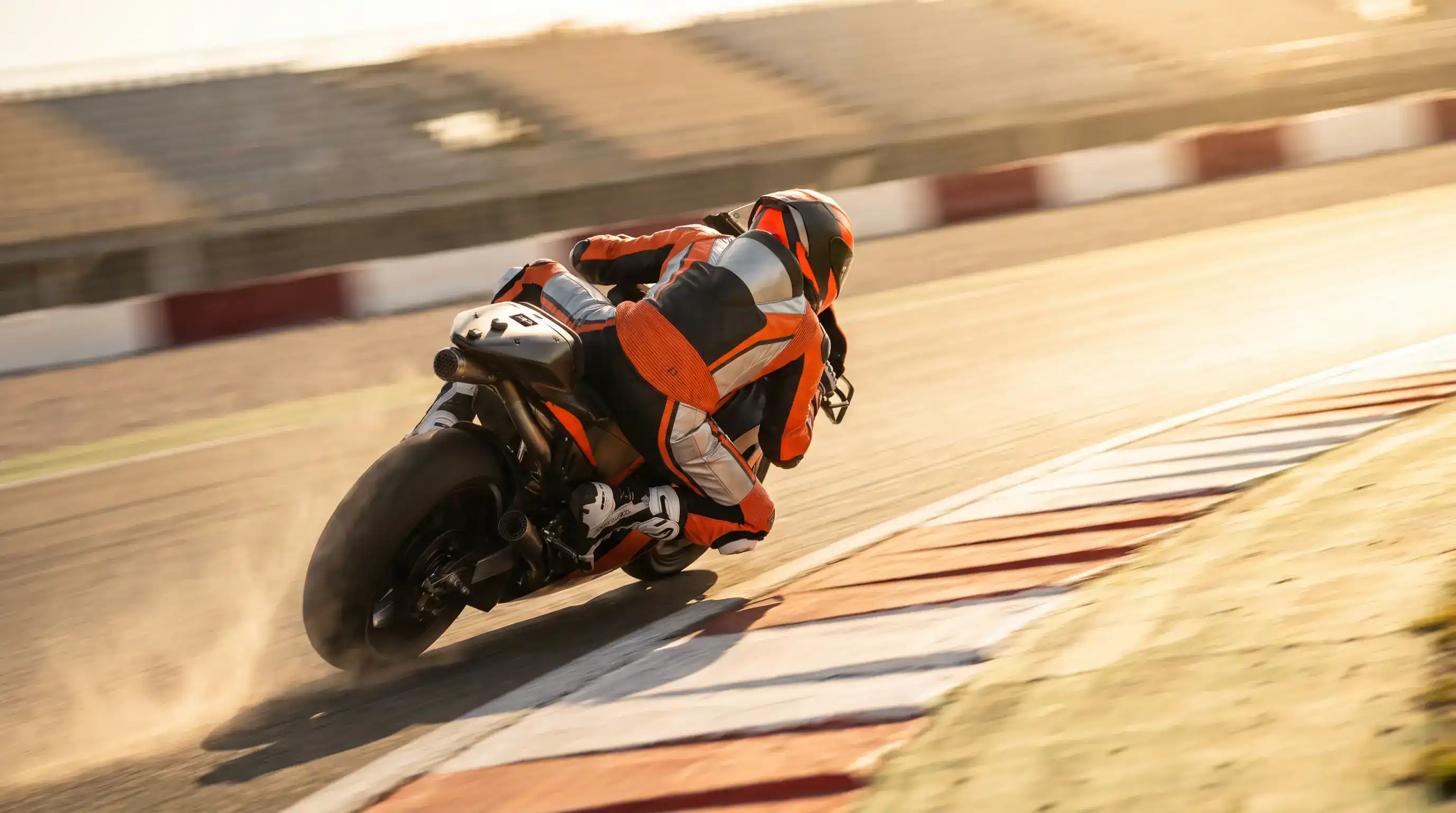 KTM ездач в MotoGP състезателно действие
