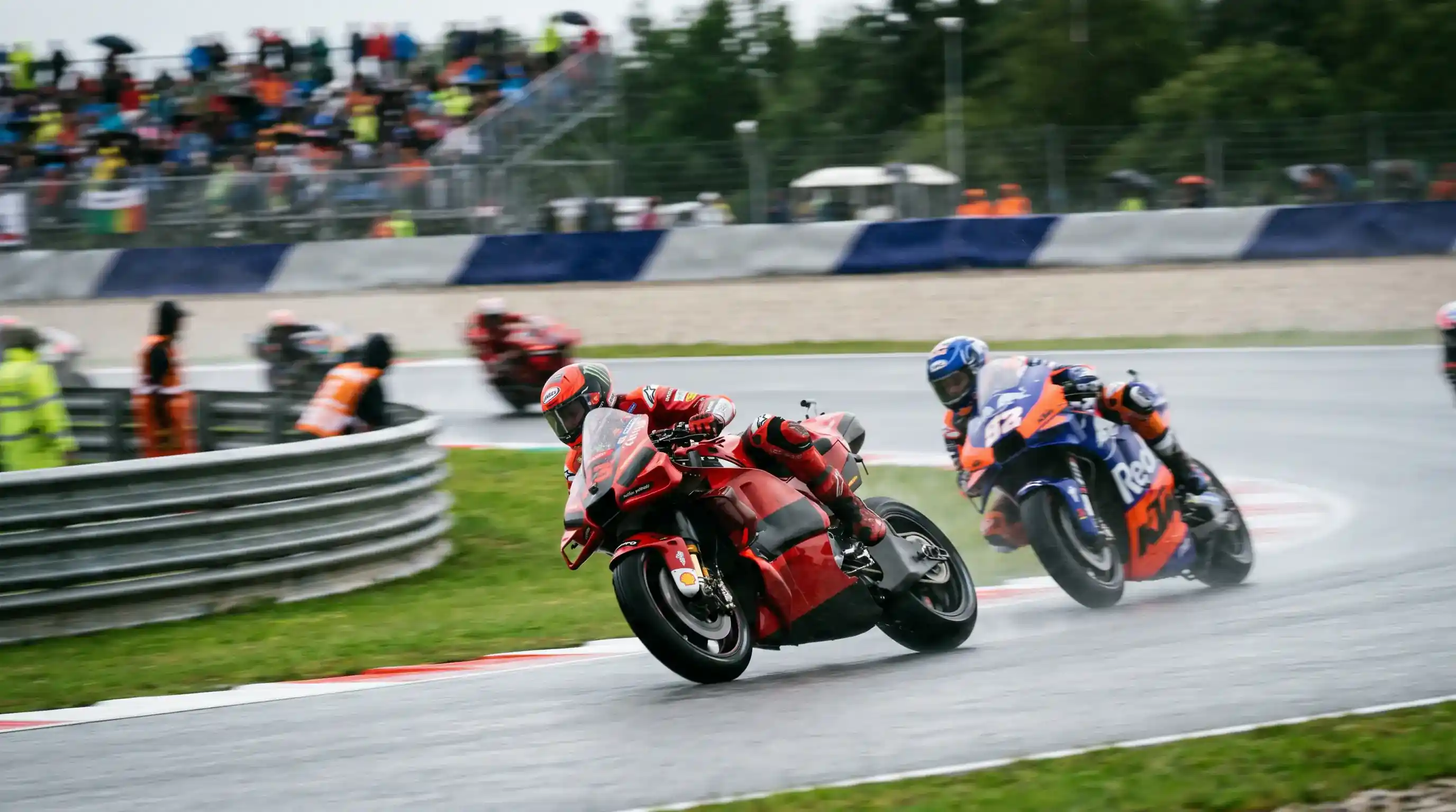 MotoGP ездач от средата на класирането в надпревара