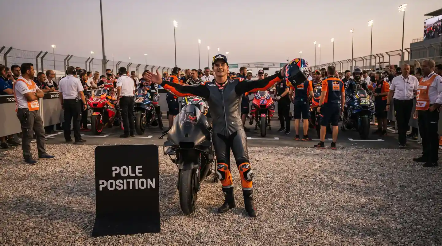 MotoGP ездач празнува поул-позиция след квалификация