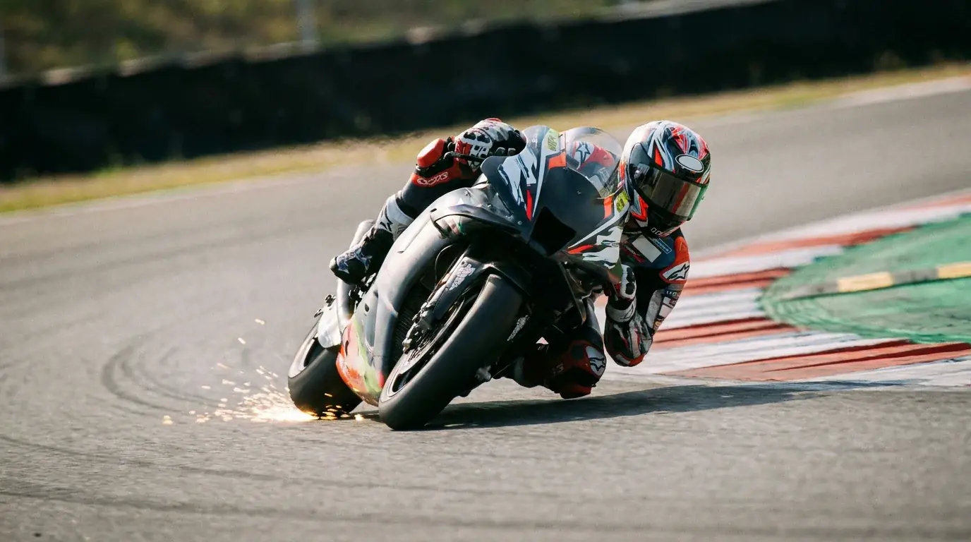 MotoGP ездач в дълбок наклон при влизане в завой