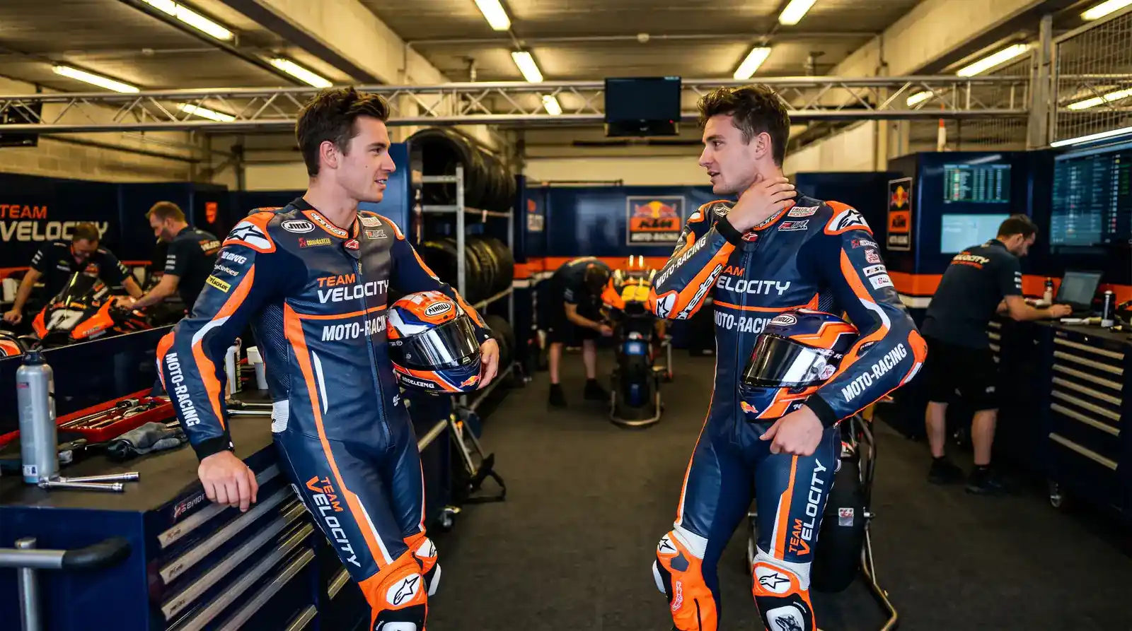 Двама MotoGP съотборници в общ пит бокс