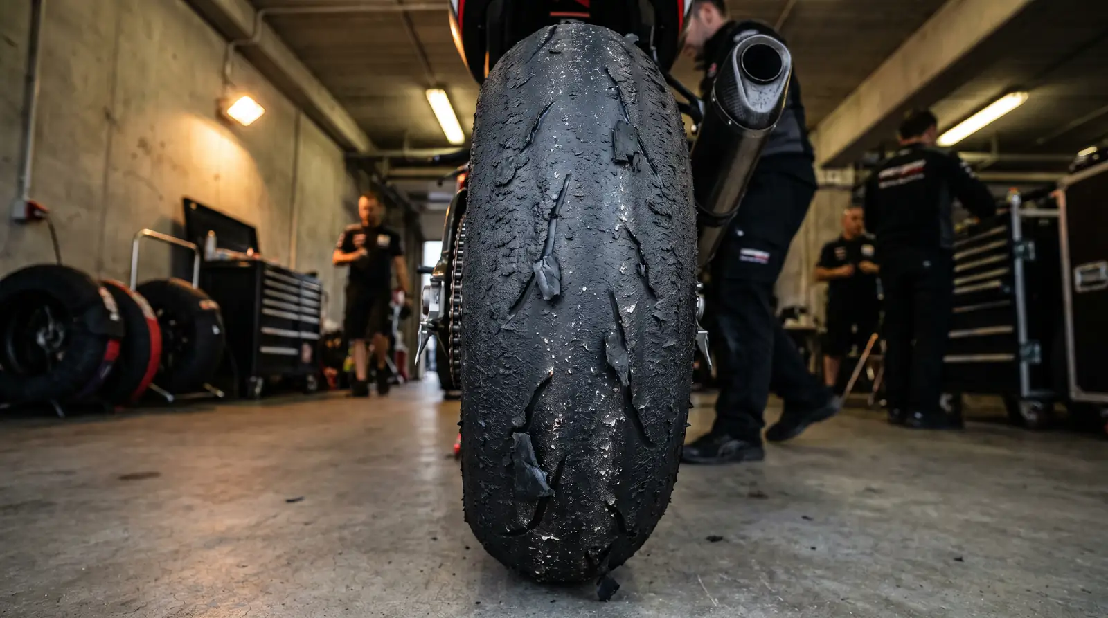Износена задна гума на MotoGP мотоциклет след дълго състезание