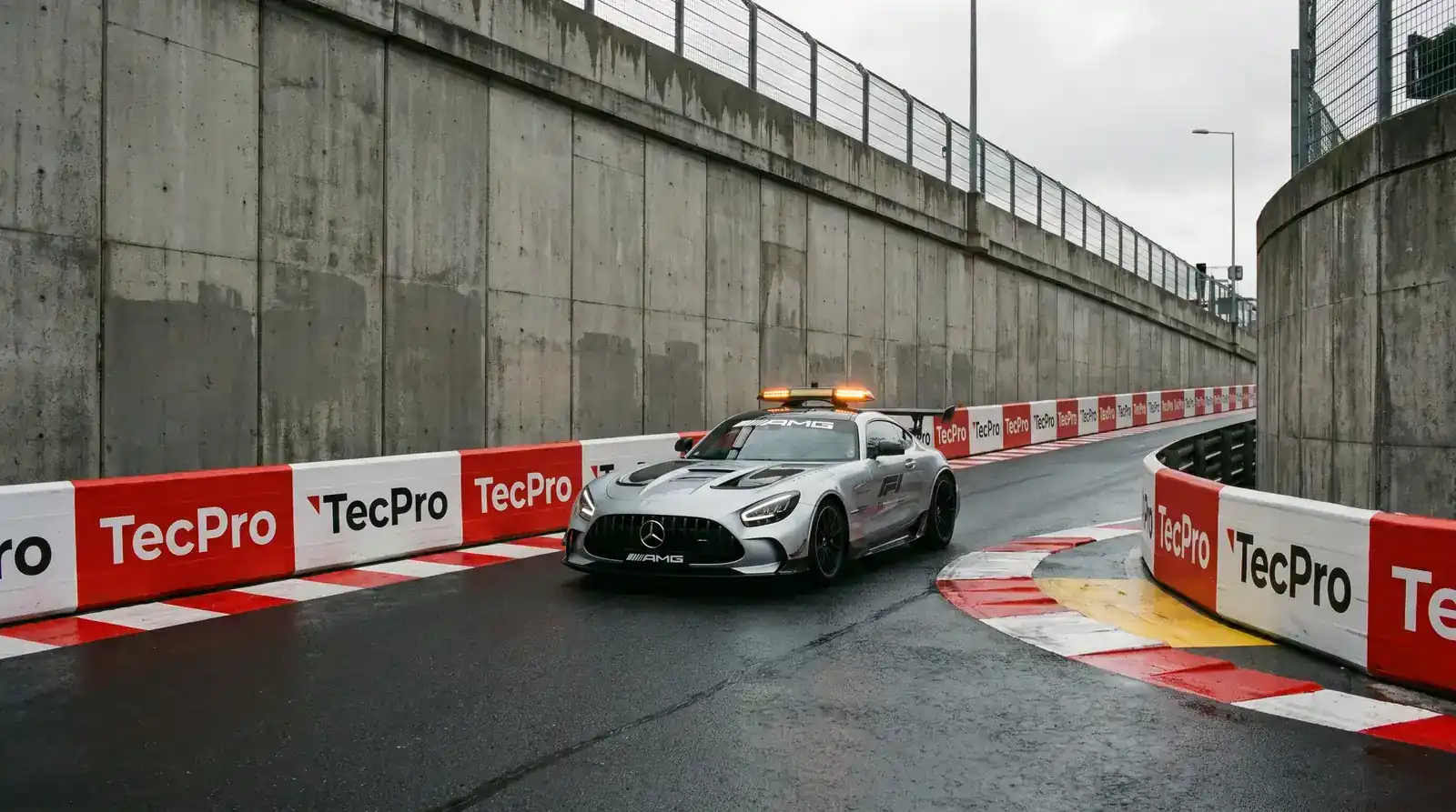 Safety car на градско трасе с тесни рунофи и стени Wall of Champions